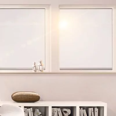 Fenster-mit-zwei-Fensterelementen-in-einem-Zimmer-mit-weisser-Wandfarbe